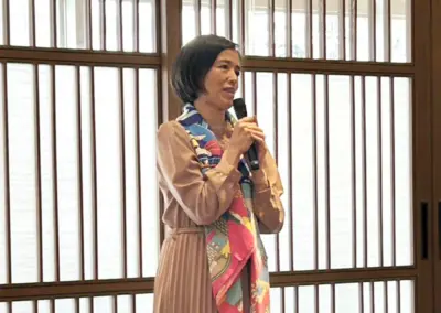 登壇して話をするジャクソン展子