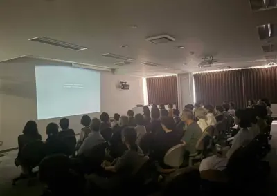 気候変動をテーマにした上映会を通じて学ぶ参加者の様子